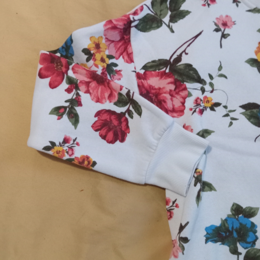 🤍💙🩷🧡 NWOT Womens No Boundaries Floral Print Sweater Large Fun Party Date - Picture 2 of 4